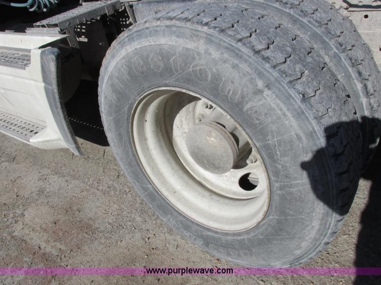 image for item I8868 2000 Freightliner Century Class semi truck