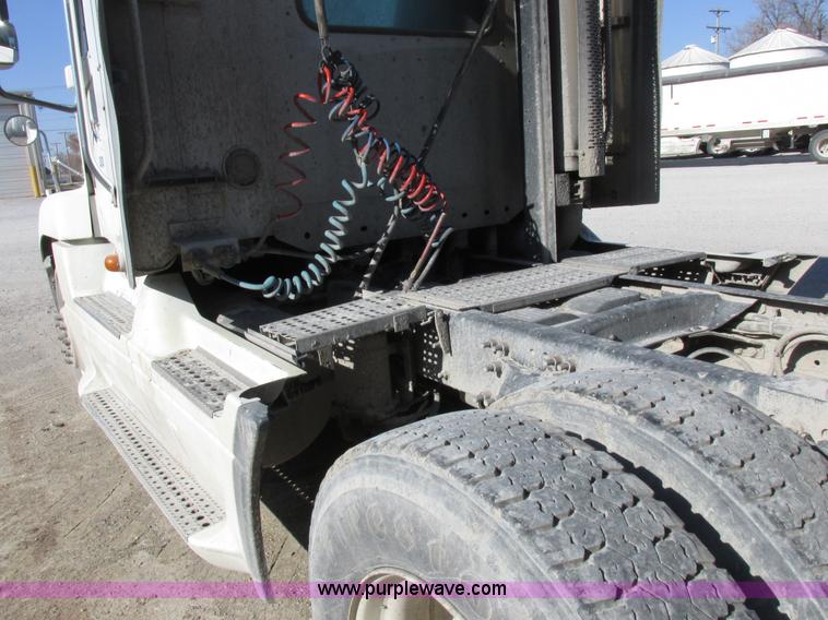 image for item I8868 2000 Freightliner Century Class semi truck