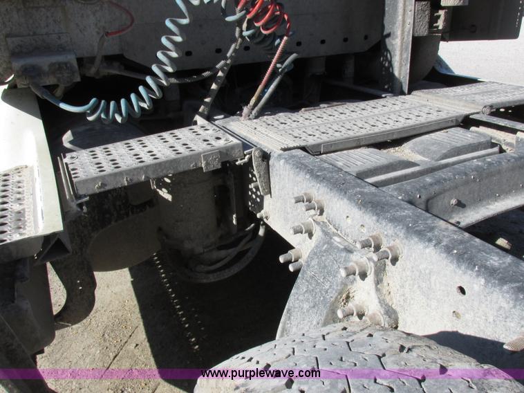 image for item I8868 2000 Freightliner Century Class semi truck