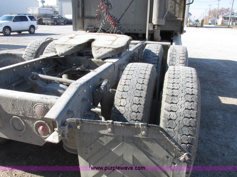 image for item I8868 2000 Freightliner Century Class semi truck