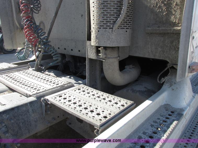 image for item I8868 2000 Freightliner Century Class semi truck