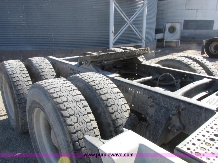 image for item I8868 2000 Freightliner Century Class semi truck