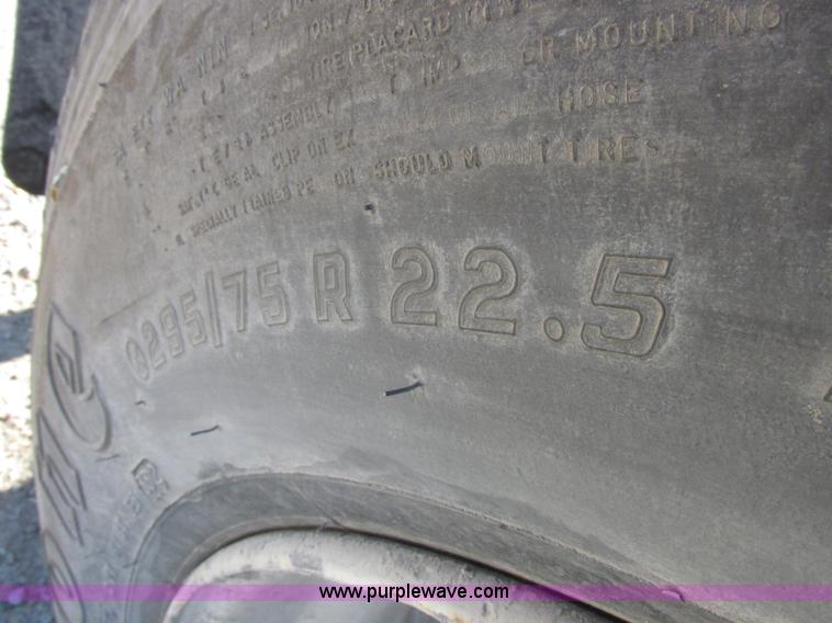 image for item I8868 2000 Freightliner Century Class semi truck