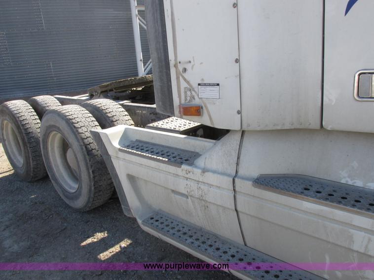 image for item I8868 2000 Freightliner Century Class semi truck