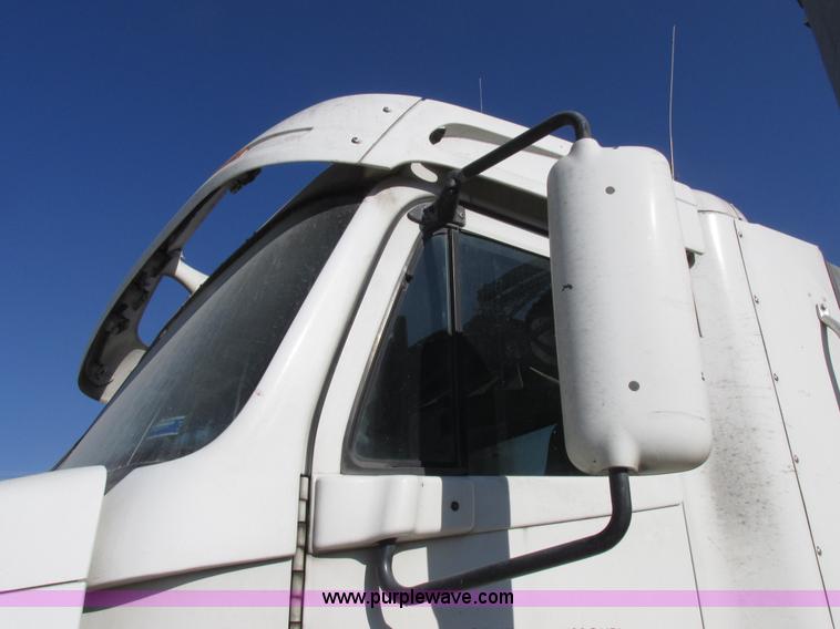 image for item I8868 2000 Freightliner Century Class semi truck