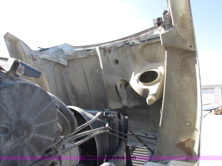 image for item I8868 2000 Freightliner Century Class semi truck