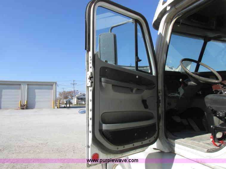 image for item I8868 2000 Freightliner Century Class semi truck