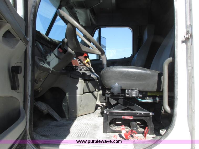 image for item I8868 2000 Freightliner Century Class semi truck