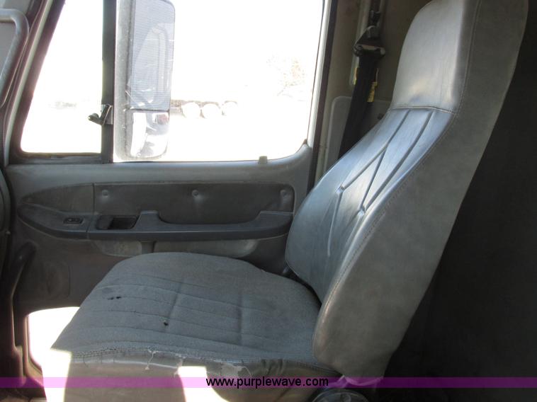 image for item I8868 2000 Freightliner Century Class semi truck