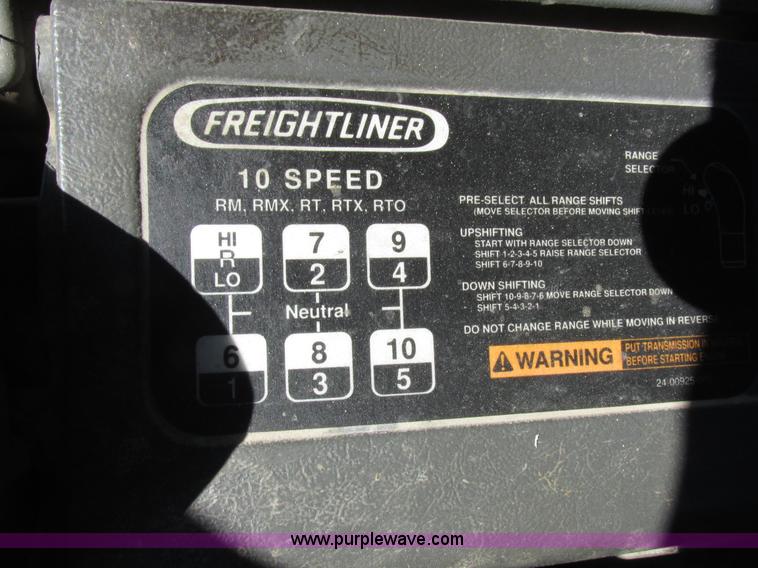 image for item I8868 2000 Freightliner Century Class semi truck