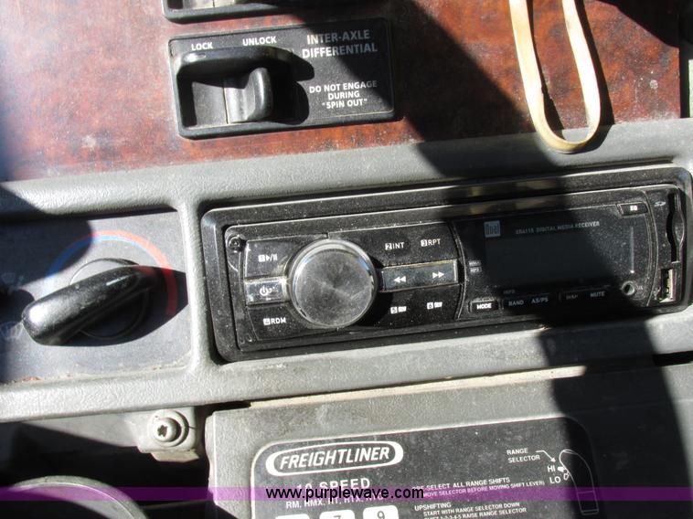 image for item I8868 2000 Freightliner Century Class semi truck