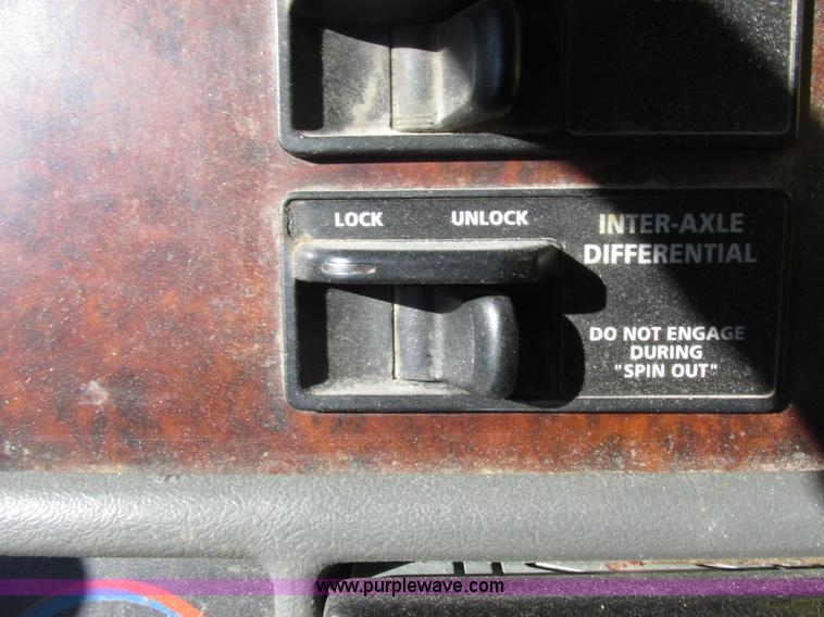 image for item I8868 2000 Freightliner Century Class semi truck