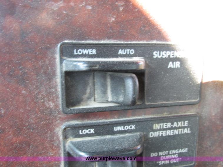 image for item I8868 2000 Freightliner Century Class semi truck