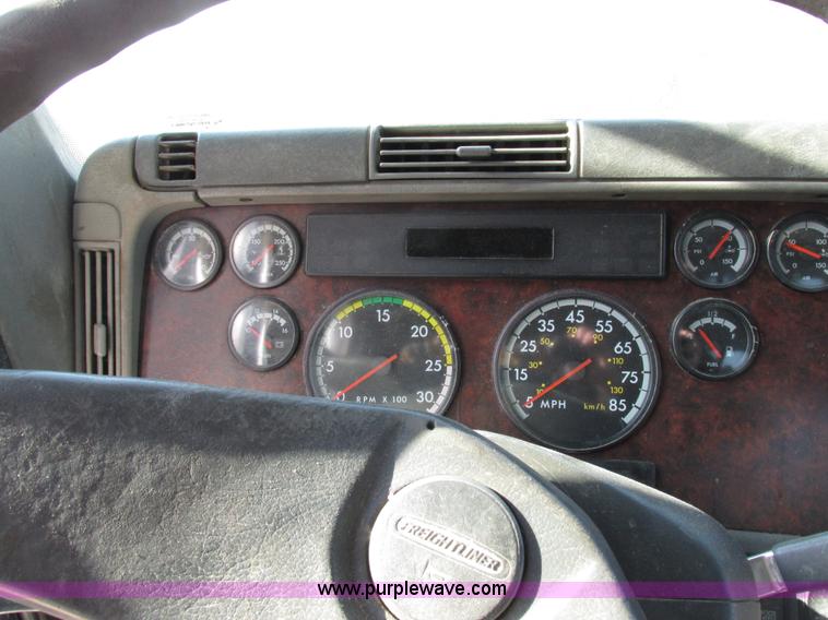 image for item I8868 2000 Freightliner Century Class semi truck