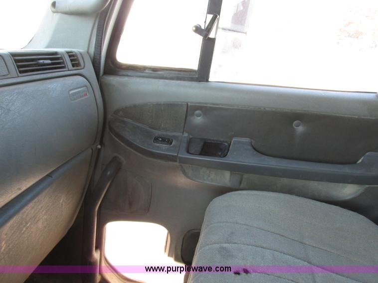 image for item I8868 2000 Freightliner Century Class semi truck