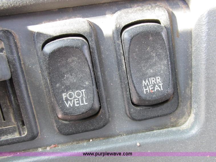 image for item I8868 2000 Freightliner Century Class semi truck