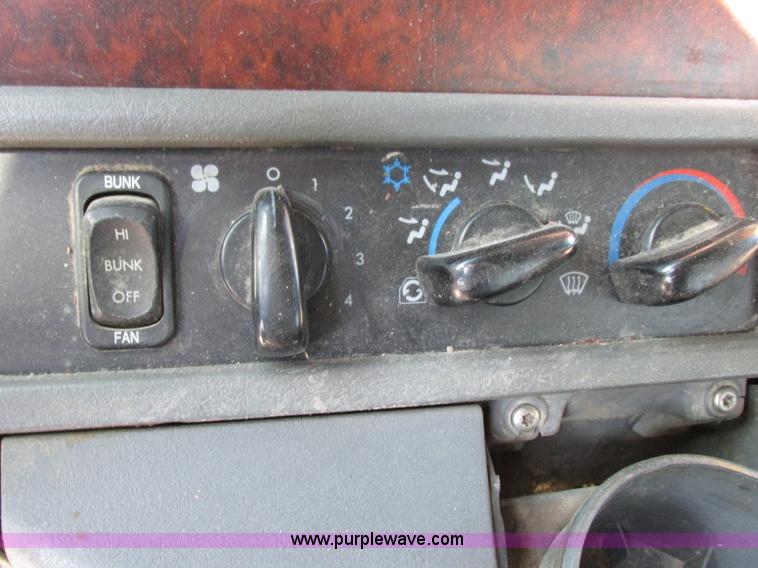 image for item I8868 2000 Freightliner Century Class semi truck