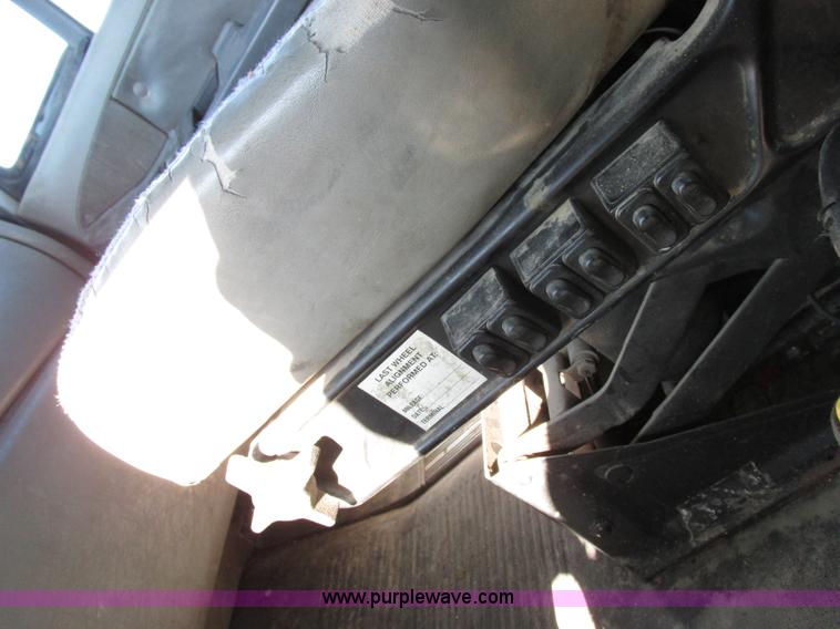 image for item I8868 2000 Freightliner Century Class semi truck