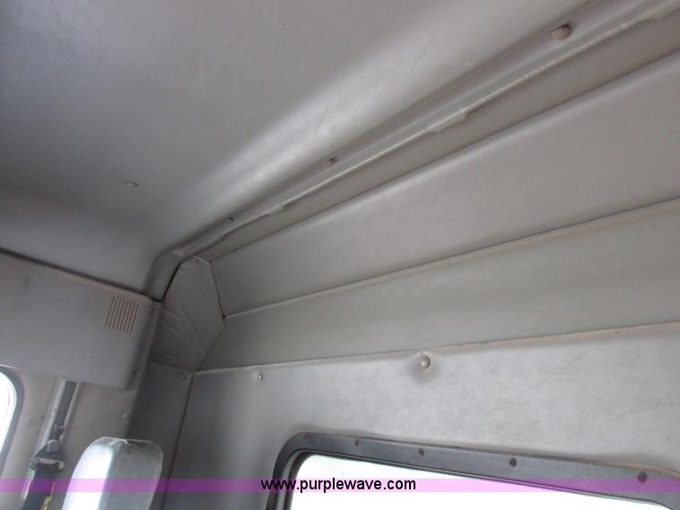 image for item I8868 2000 Freightliner Century Class semi truck