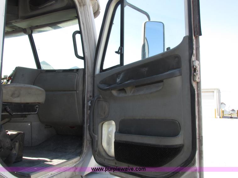 image for item I8868 2000 Freightliner Century Class semi truck