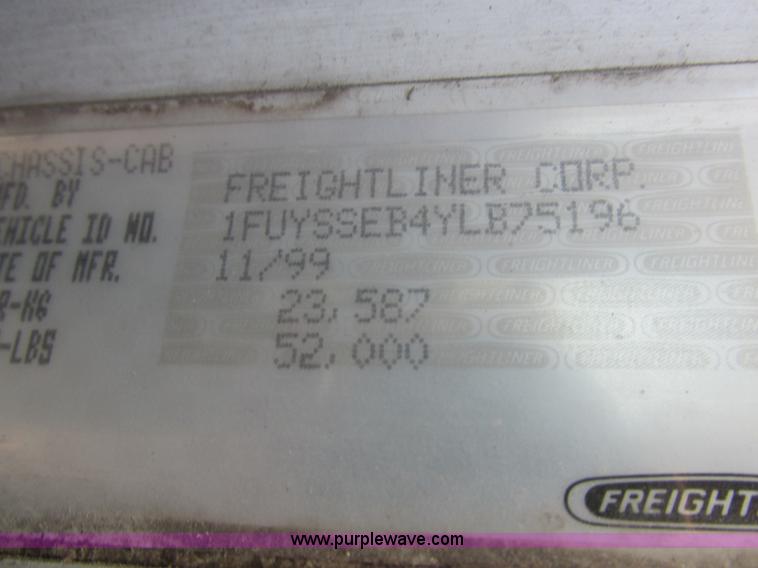 image for item I8868 2000 Freightliner Century Class semi truck