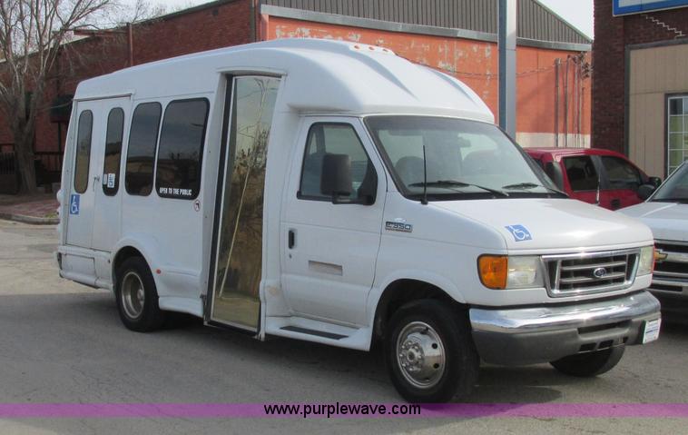 image for item J2355 2006 Ford Vaterra bus