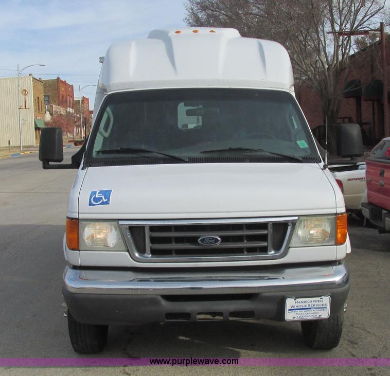 image for item J2355 2006 Ford Vaterra bus