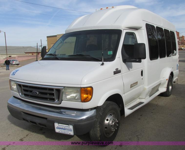 image for item J2355 2006 Ford Vaterra bus