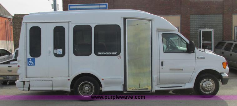 image for item J2355 2006 Ford Vaterra bus