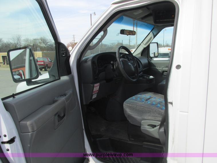 image for item J2355 2006 Ford Vaterra bus