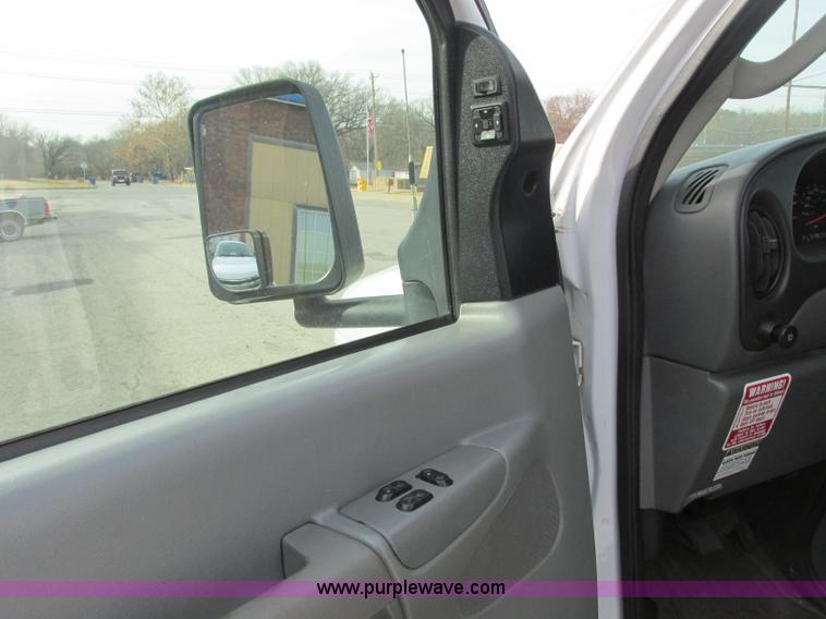 image for item J2355 2006 Ford Vaterra bus