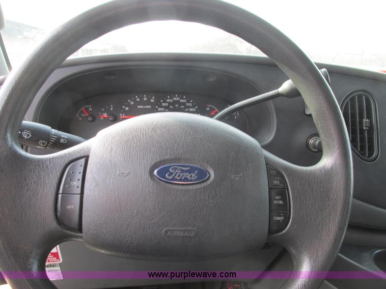 image for item J2355 2006 Ford Vaterra bus