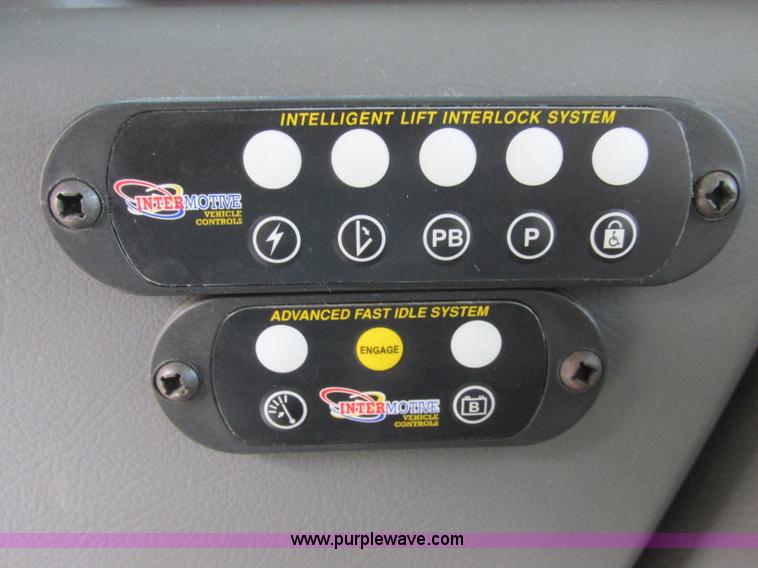 image for item J2355 2006 Ford Vaterra bus