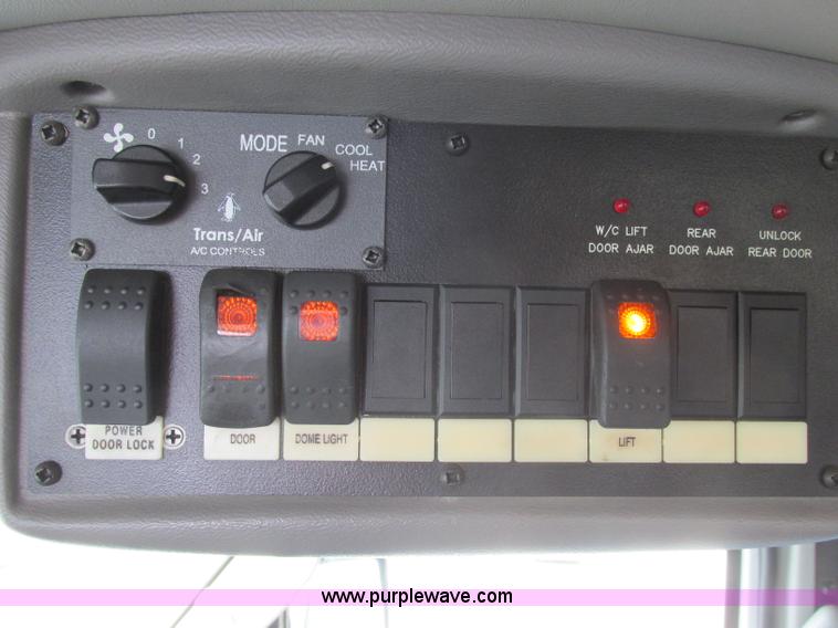 image for item J2355 2006 Ford Vaterra bus