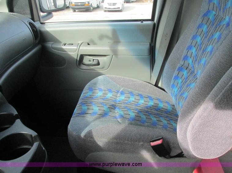 image for item J2355 2006 Ford Vaterra bus