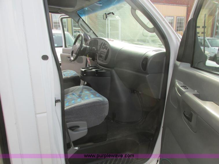 image for item J2355 2006 Ford Vaterra bus