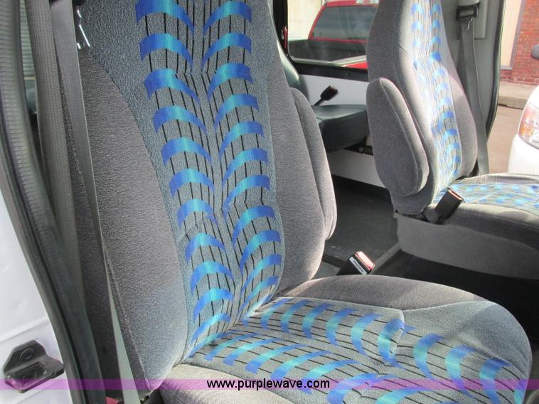 image for item J2355 2006 Ford Vaterra bus