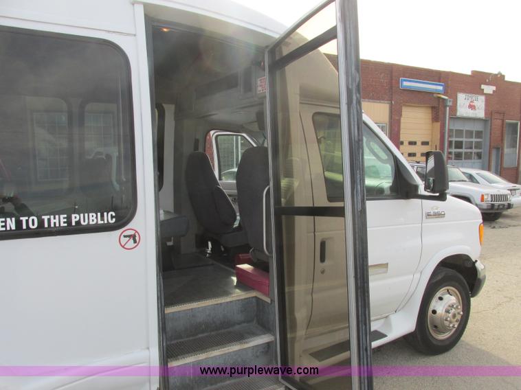 image for item J2355 2006 Ford Vaterra bus