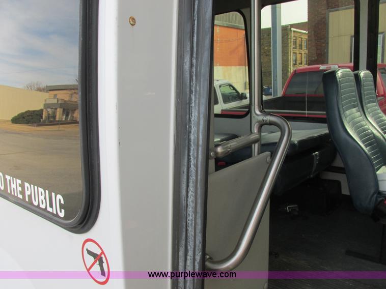 image for item J2355 2006 Ford Vaterra bus