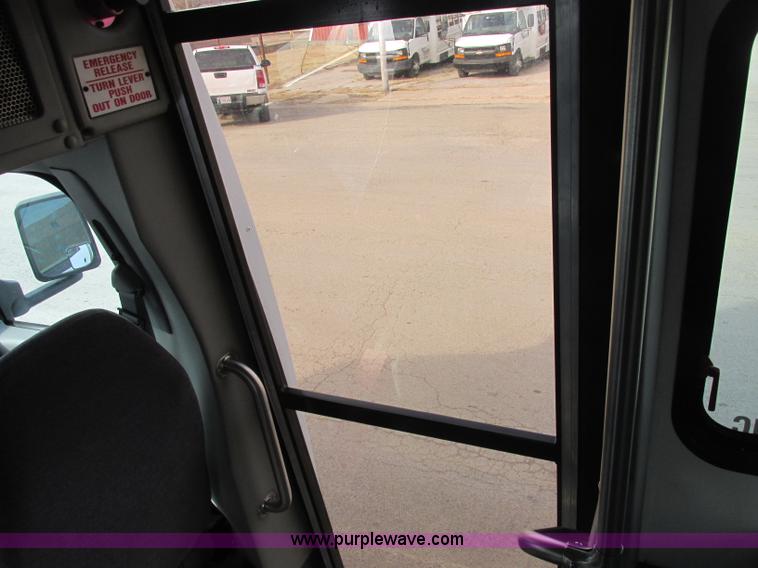 image for item J2355 2006 Ford Vaterra bus