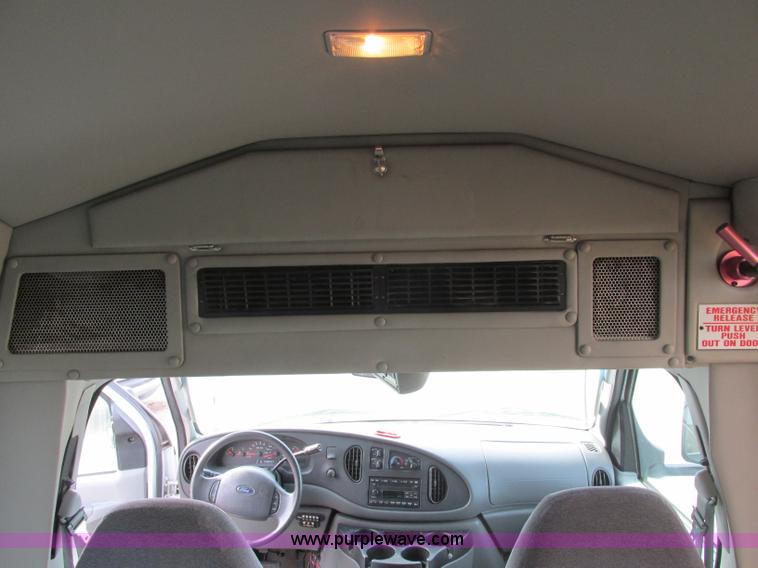 image for item J2355 2006 Ford Vaterra bus