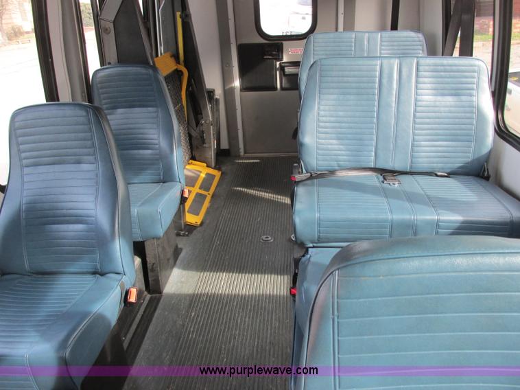 image for item J2355 2006 Ford Vaterra bus