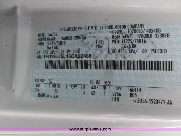 image for item J2355 2006 Ford Vaterra bus