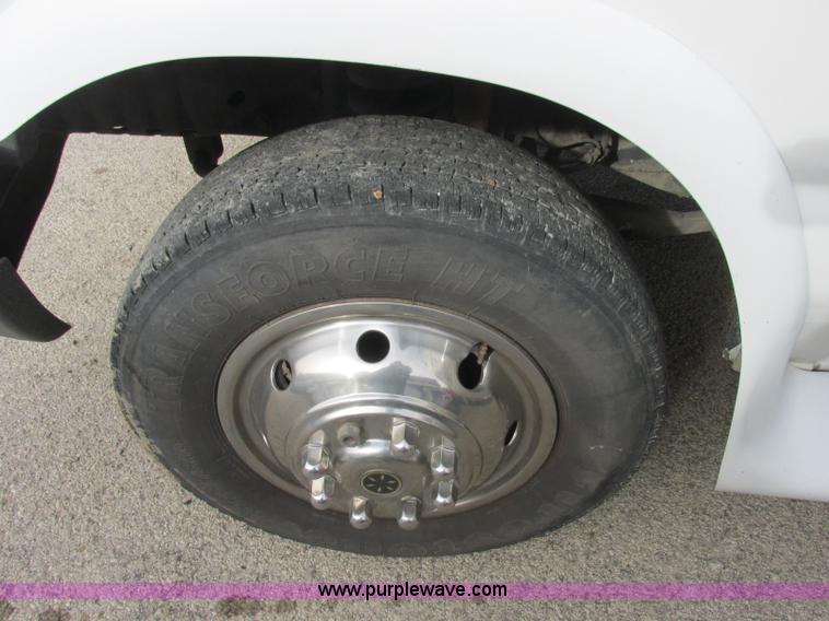 image for item J2355 2006 Ford Vaterra bus