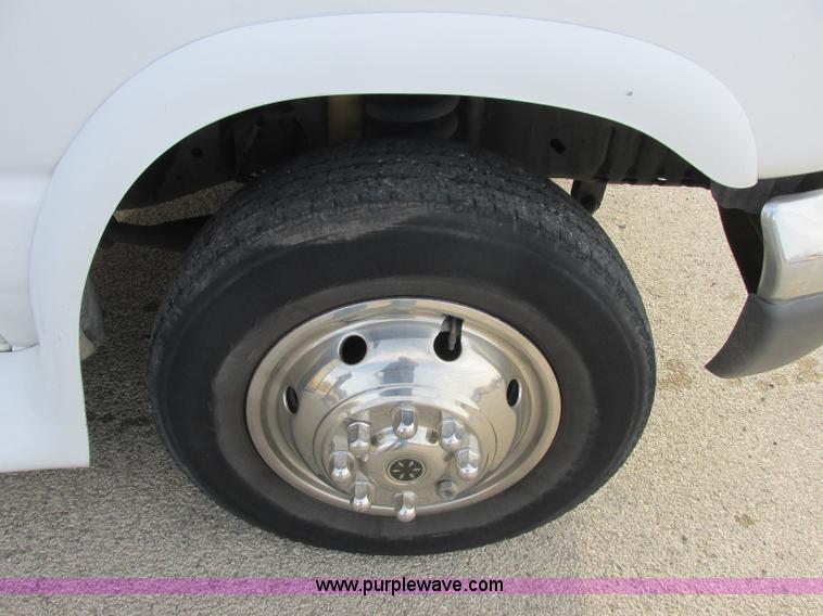 image for item J2355 2006 Ford Vaterra bus