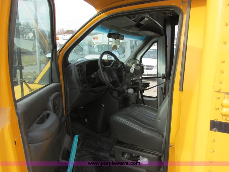 image for item J2356 2002 GMC Savana bus