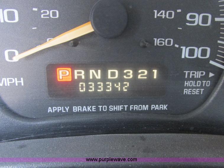 image for item J2356 2002 GMC Savana bus