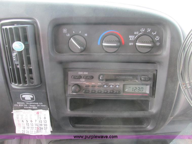 image for item J2356 2002 GMC Savana bus