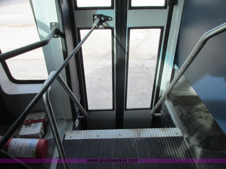 image for item J2356 2002 GMC Savana bus