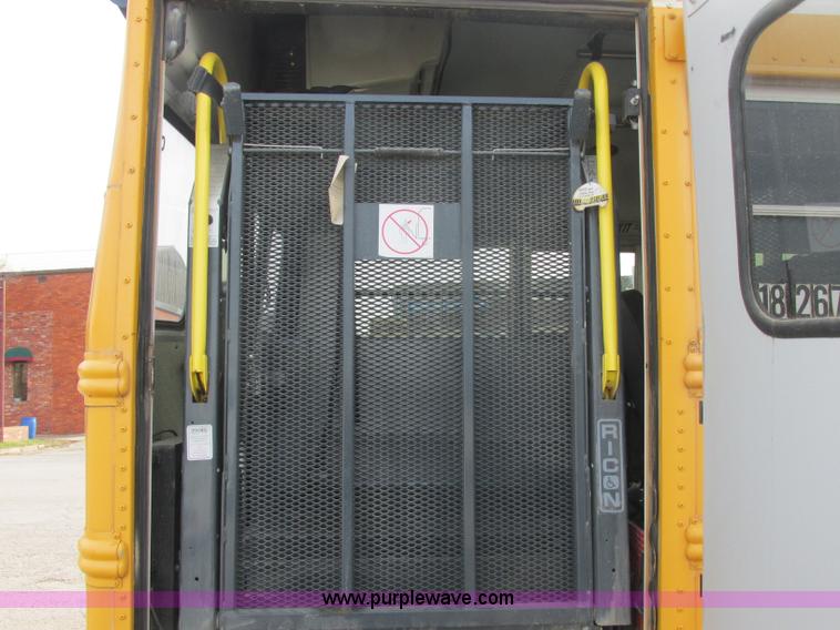 image for item J2356 2002 GMC Savana bus